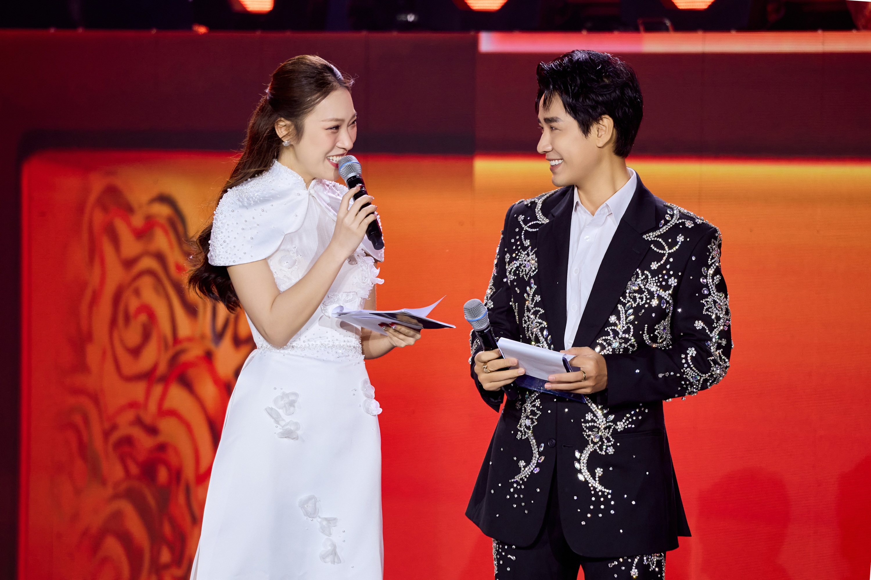 MC 응우옌 캉, 가족과 함께 설날 보내고 싶어…칸비에 대한 소감 공유 - 1 MC Nguyên Khang muốn dành trọn Tết bên gia đình, kể ấn tượng về Khánh Vy - 1