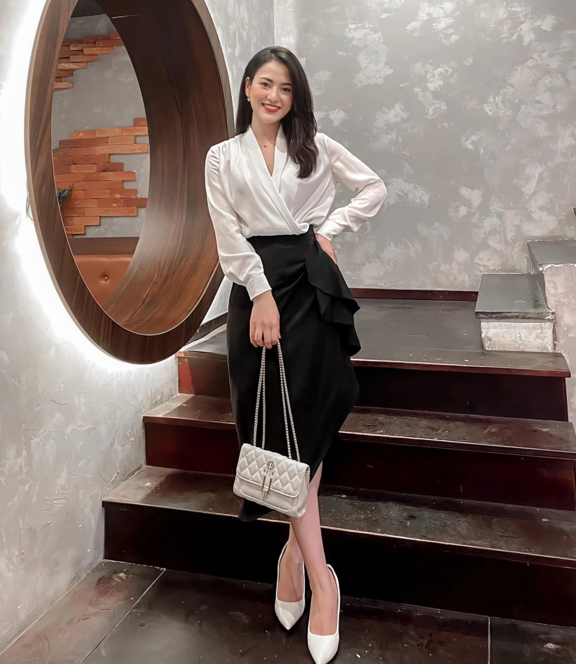 Việt Hoa U30: Nhan sắc xinh đẹp, phong cách thời trang thanh lịch - 14 Việt Hoa U30: Nhan sắc xinh đẹp, phong cách thời trang thanh lịch - 14