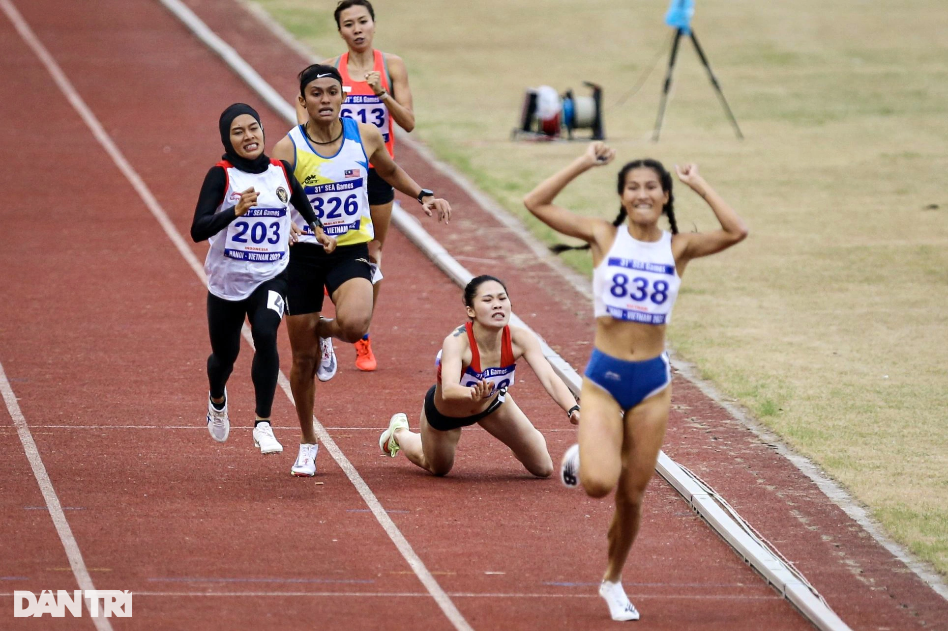 Người đẹp vô địch SEA Games phải nằm cáng rời sân thi đấu do chấn thương - 2 Người đẹp vô địch SEA Games phải nằm cáng rời sân thi đấu do chấn thương - 2