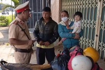 CSGT hỗ trợ gia đình nghèo đưa bé gái bị u não đến TPHCM khám bệnh