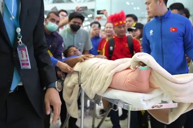 Đội tuyển Việt Nam mang cúp rời Thái Lan, Xuân Son về chung với toàn đội