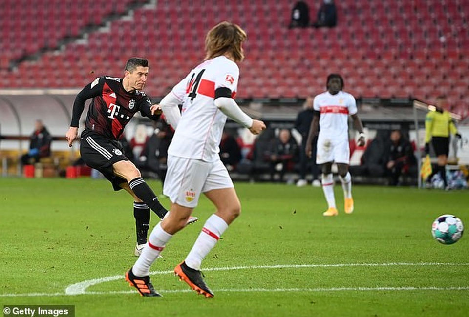 Lewandowski tỏa sáng giúp Bayern Munich lội ngược dòng hạ Stuttgart - 3 Lewandowski tỏa sáng giúp Bayern Munich lội ngược dòng hạ Stuttgart - 3