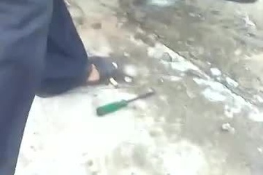 Rùng mình cảnh bắt rắn dài 1m mắc kẹt trong xe máy