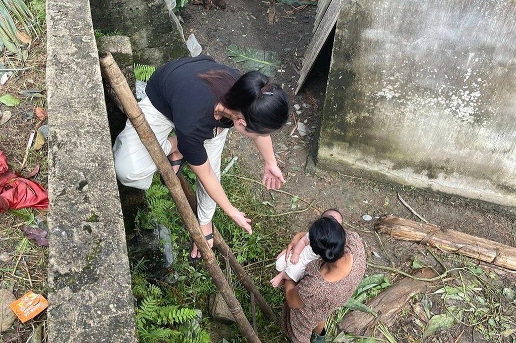 Cảnh vượt tường rào chạy lũ của bé 3 tháng tuổi - 1