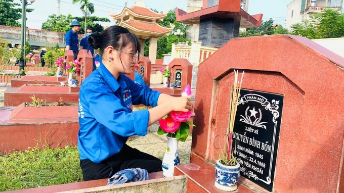 Đoàn viên Chi đoàn Trung tâm Phục hồi chức năng người khuyết tật Thuỵ An chăm sóc các phần mộ liệt sĩ tại Nghĩa trang liệt sĩ xã Thụy An.