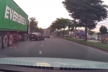 Tài xế container chuyển hướng bất cẩn, hất văng xe con