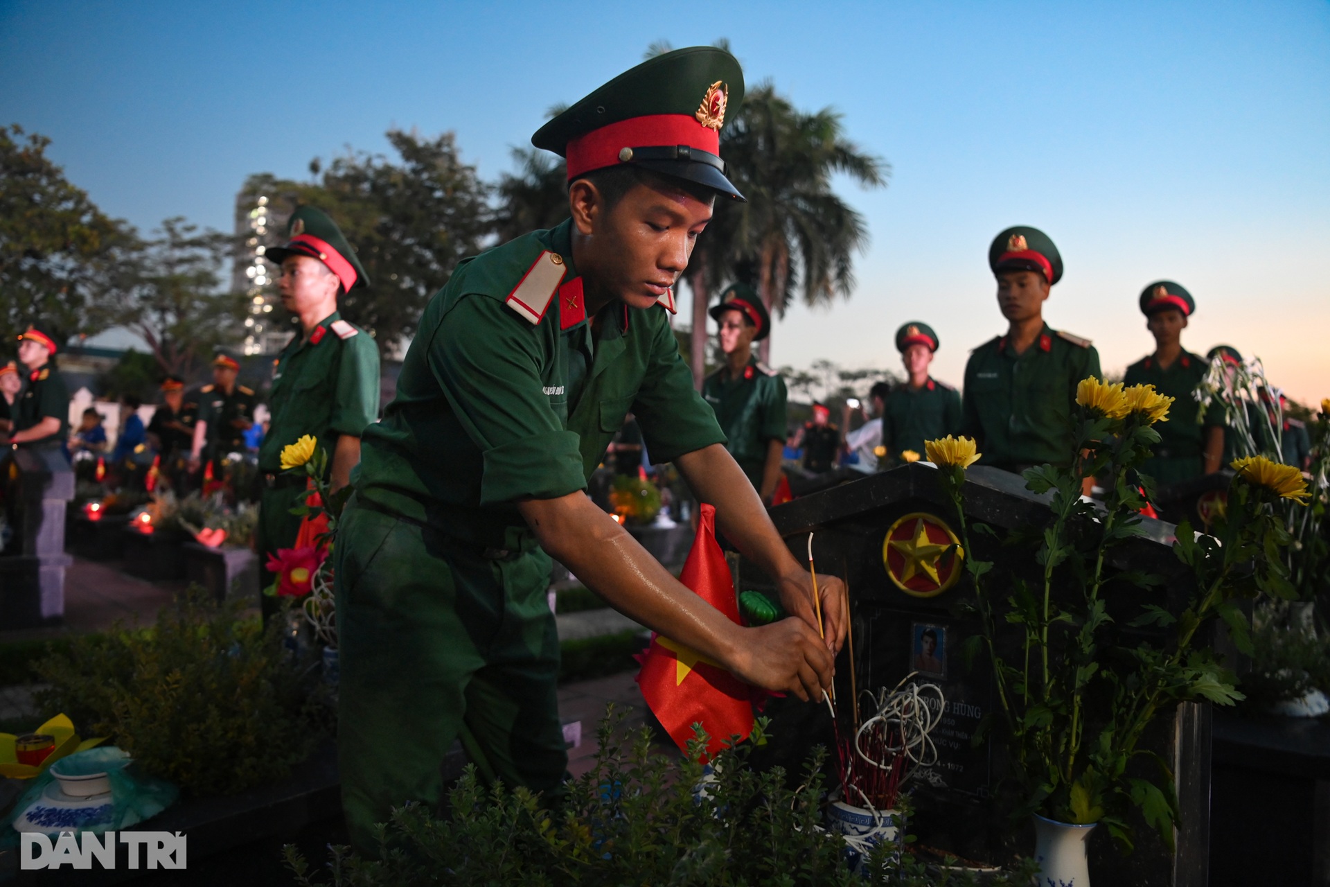 Nghĩa trang liệt sĩ Hà Nội bừng sáng hàng nghìn ngọn nến tri ân dịp 27/7 - 13 Nghĩa trang liệt sĩ Hà Nội bừng sáng hàng nghìn ngọn nến tri ân dịp 27/7 - 13