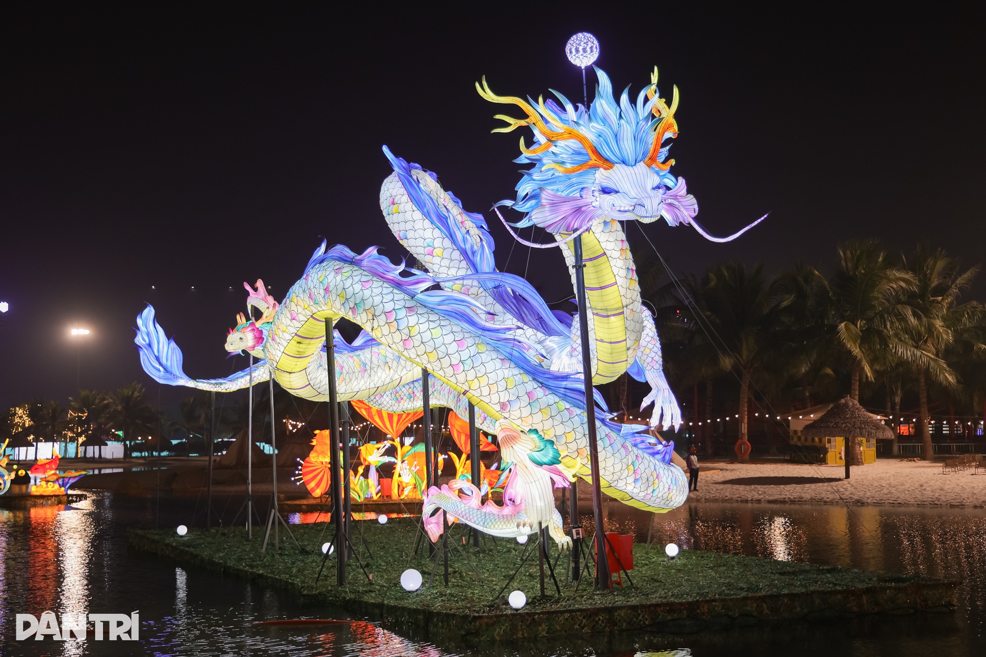 ໂຄມໄຟຂະໜາດໃຫຍ່ 70 ແມັດ ສ້າງຄວາມແປກໃຈໃຫ້ນັກທ່ອງທ່ຽວຊາວຍີ່ປຸ່ນ: ຊາວຫວຽດນາມ ມີຄວາມຄິດສ້າງສັນ! - 9 Đèn lồng khổng lồ 70m làm khách Nhật bất ngờ: Người Việt quá sáng tạo! - 9