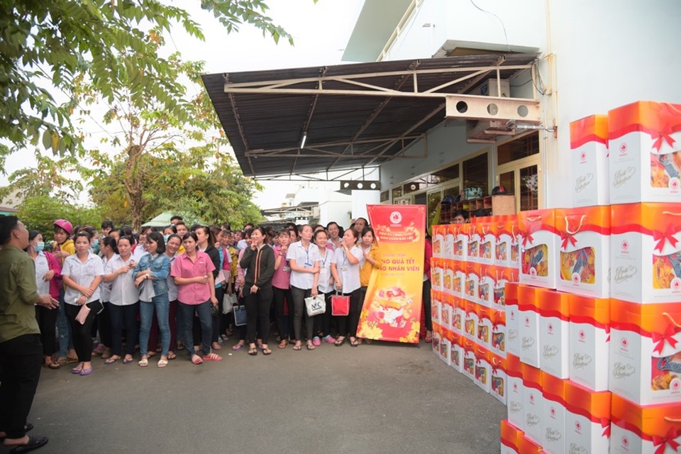 Công ty bánh kẹo Hải Hà tặng quà công nhân lao động nhân dịp Tết Canh Tý 2020 - 1 Công ty bánh kẹo Hải Hà tặng quà công nhân lao động nhân dịp Tết Canh Tý 2020 - 1