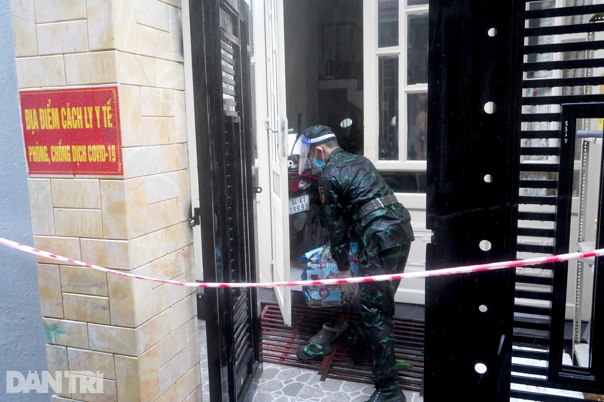 Bộ đội dầm mưa, trao quà tự tăng gia sản xuất cho người dân TPHCM - 9