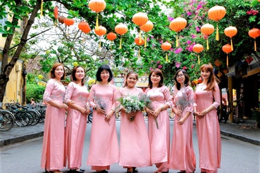 Du khách diện áo dài check-in phố cổ Hội An