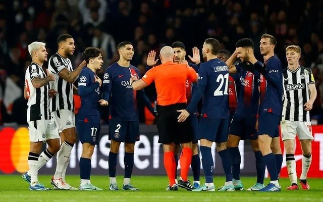 Britský tisk je extrémně pobouřen, protože PSG dostalo nepochopitelnou penaltu - 3 Báo giới Anh phẫn nộ cùng cực vì PSG hưởng phạt đền khó hiểu - 3