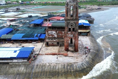 Tháo dỡ hàng loạt nhà hàng trái phép quanh nhà thờ đổ Hải Lý