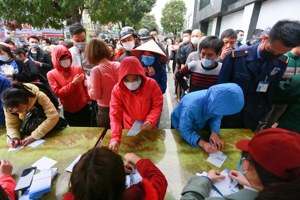 Hàng trăm người dân đội mưa xếp hàng nhận khẩu trang miễn phí - 4