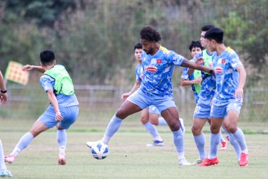 Tuyển Việt Nam tập buổi đầu tiên ở Lào, sẵn sàng cho vòng loại Asian Cup