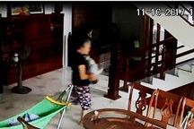 Bố run rẩy khi thấy con gần 5 tháng tuổi bị bảo mẫu đánh, giật lắc