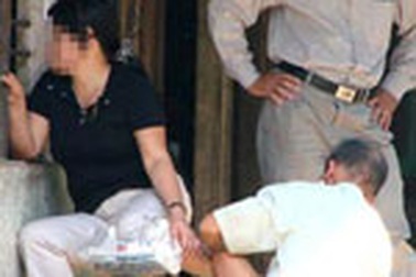 Chữa bệnh kiểu... “điếc không sợ súng”