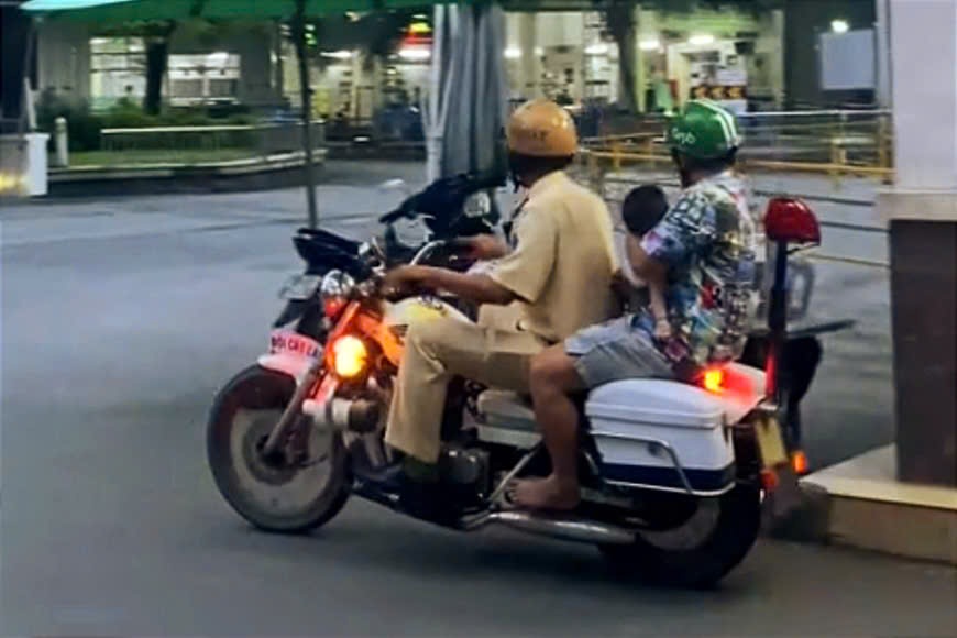 Dopravní policie v Ho Či Minově Městě převezla dítě s křečemi do nemocnice k včasnému ošetření - 1 CSGT TPHCM chở cháu bé đang co giật vào bệnh viện cấp cứu kịp thời - 1