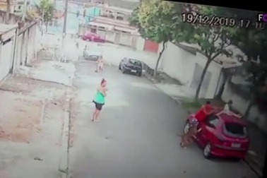 Chàng thanh niên dũng cảm cứu bé trai bị chó tấn công