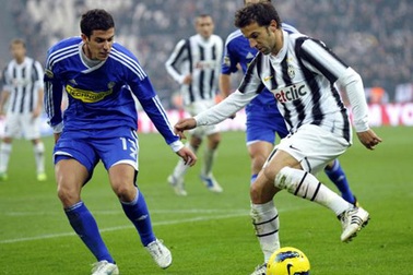 Juventus giành lại ngôi đầu bảng từ tay AC Milan