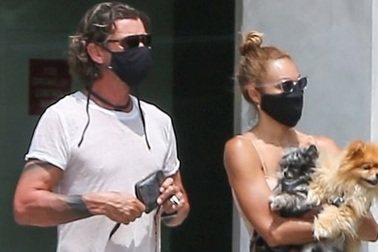 Rocker U60 hạnh phúc bên bạn gái 27 tuổi