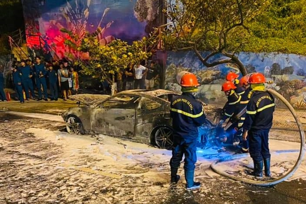 Ô tô cháy rụi giữa đường phố Nha Trang - 2 Ô tô cháy rụi giữa đường phố Nha Trang - 2