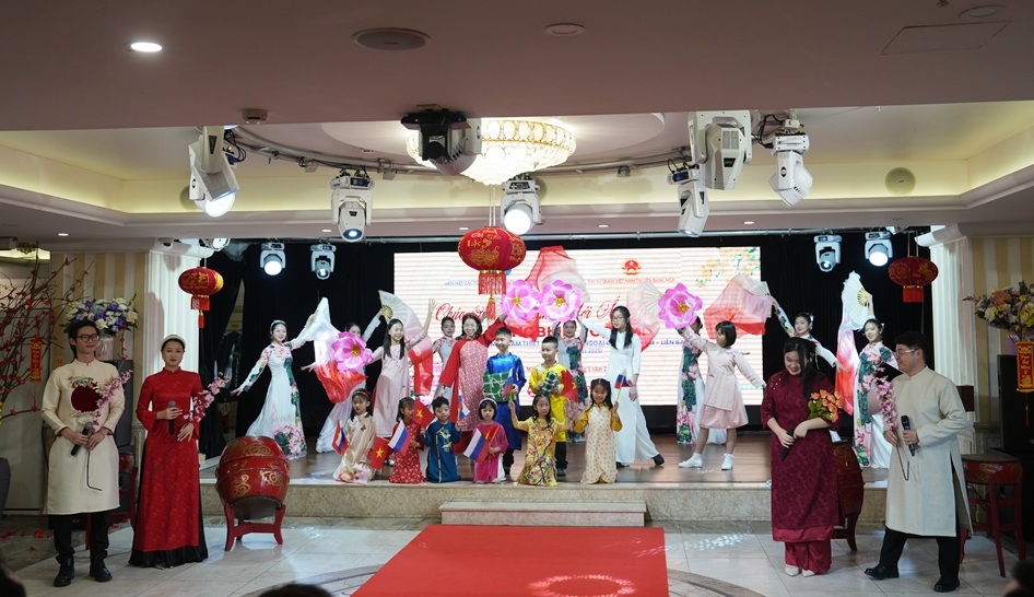 Жвава атмосфера Тет у посольствах В'єтнаму по всьому світу - 4 Không khí đón Tết rộn ràng tại đại sứ quán Việt Nam trên khắp thế giới - 4