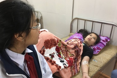 Hít phải khói độc, hàng chục học sinh nhập viện cấp cứu