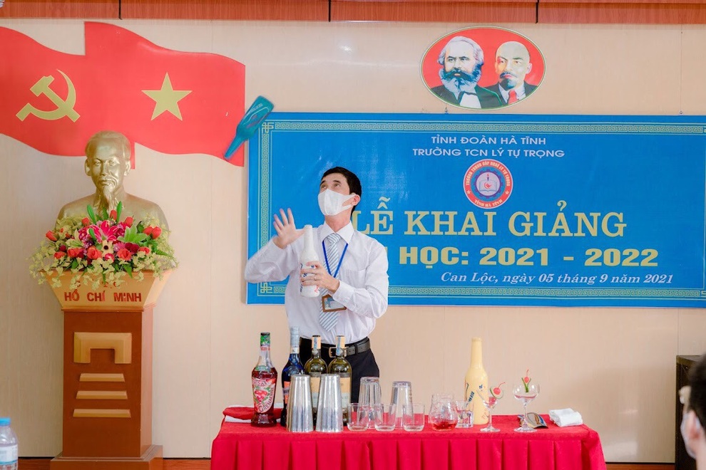 Bậc thầy pha chế trở thành giáo viên tâm huyết trường nghề - 2 Bậc thầy pha chế trở thành giáo viên tâm huyết trường nghề - 2