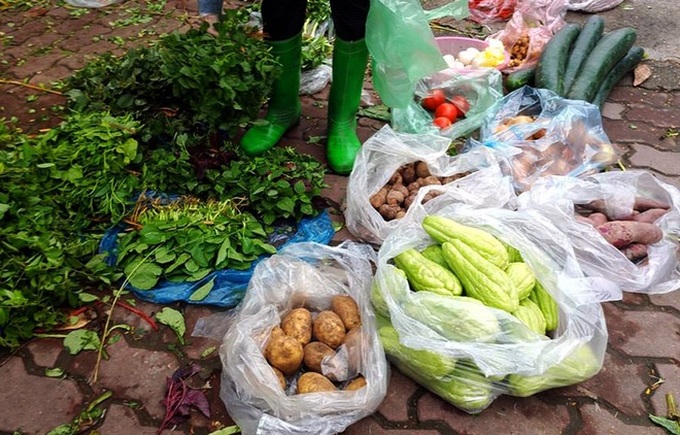 Hà Nội: Bà nội chợ méo mặt vì rau xanh khan hiếm, giá tăng gấp đôi sau ngập lụt - Ảnh 1.
