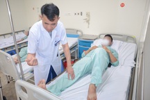 Bị thiết bị bay chém vào người, nam bệnh nhân ở Hà Nội chảy máu ồ ạt