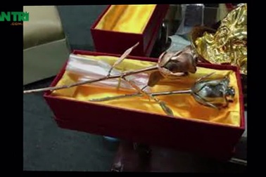 Xuất hiện "quà khủng" dịp 20/10: Hoa hồng vàng nguyên khối giá 200 triệu