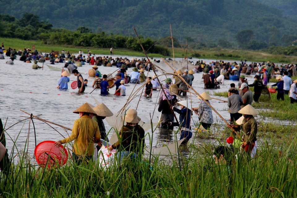 Hàng ngàn người dân đội nắng lội bùn tìm “vận may” - 14 Hàng ngàn người dân đội nắng lội bùn tìm “vận may” - 14