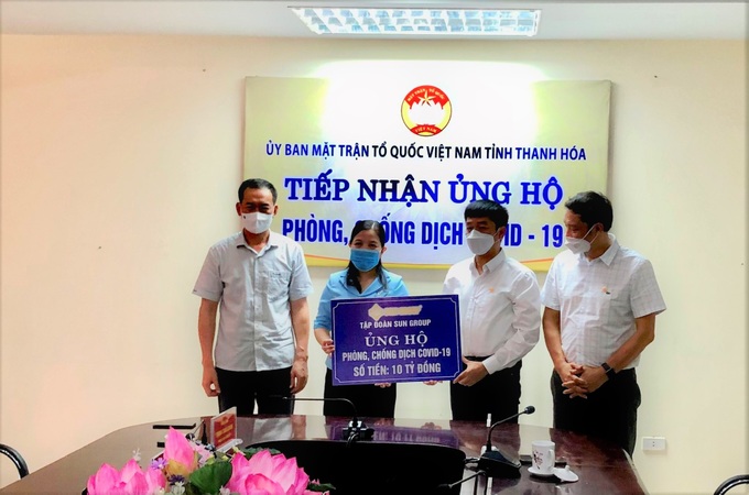 Đại diện Tập đoàn Sun Group trao tặng 10 tỷ đồng ủng hộ Thanh Hóa phòng, chống dịch COVID-19.