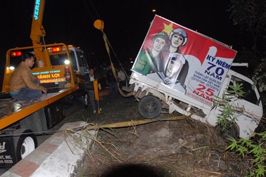 Xe chiếu phim rơi xuống vực, 2 người thoát chết hy hữu