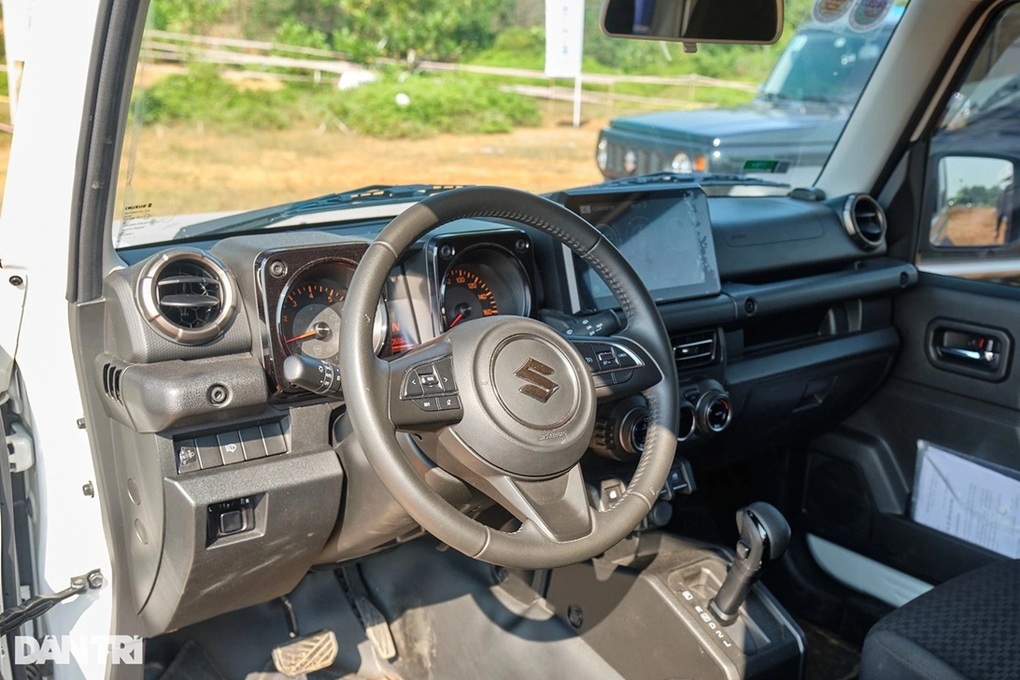 Hãng cắt khuyến mại, giá Suzuki Jimny vẫn giảm gần 100 triệu tại đại lý - 2 Hãng cắt khuyến mại, giá Suzuki Jimny vẫn giảm gần 100 triệu tại đại lý - 2