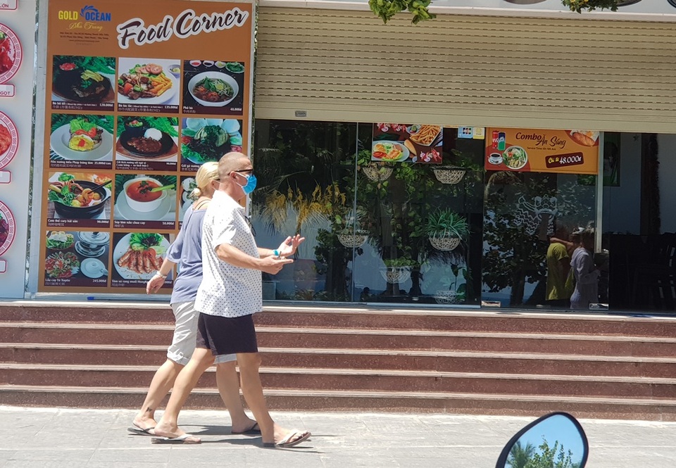 Du khách say nắng trên bãi biển, tản bộ trong mùa dịch Covid-19 - 10 Du khách say nắng trên bãi biển, tản bộ trong mùa dịch Covid-19 - 10