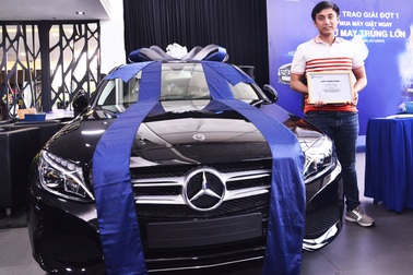 Ngỡ ngàng khi bỗng dưng trúng xe Mercedes gần 1,4 tỷ