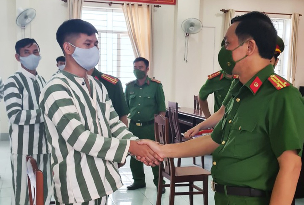 Phạm nhân đặc xá và chuyến xe về quê chưa từng có tiền lệ - 3 Phạm nhân đặc xá và chuyến xe về quê chưa từng có tiền lệ - 3