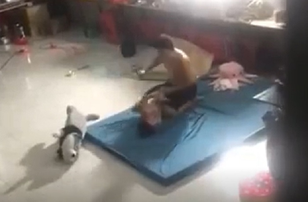 Gã cha dượng đánh đập dã man bé trai 5 tuổi có thể đối diện hình phạt nào? - 1 Gã cha dượng đánh đập dã man bé trai 5 tuổi có thể đối diện hình phạt nào? - 1