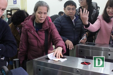 Hành khách hứng thú với cổng soát vé tự động tại ga Hà Nội