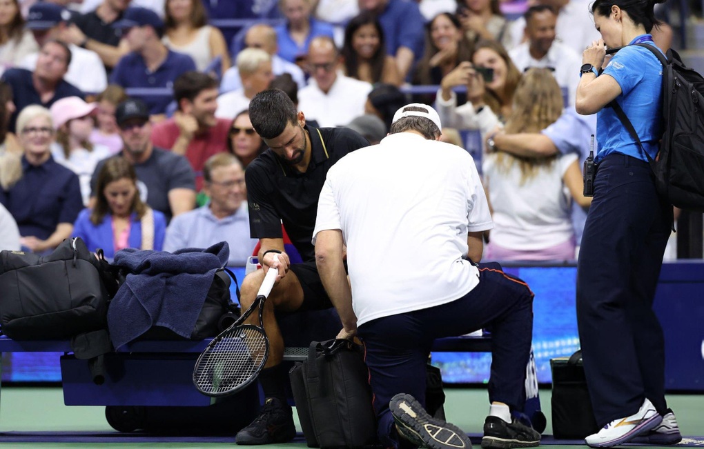 Djokovic has to undergo continuous medical treatment at US Open - 1 Djokovic liên tục phải trị liệu y tế tại US Open - 1