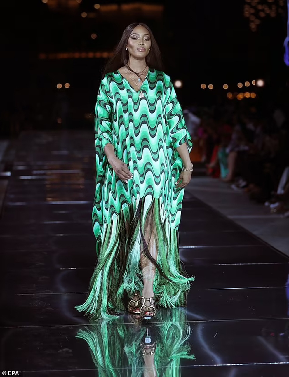Ngoại ngũ tuần, Naomi Campbell vẫn thần thái đỉnh cao trên sàn catwalk - 2 Ngoại ngũ tuần, Naomi Campbell vẫn thần thái đỉnh cao trên sàn catwalk - 2