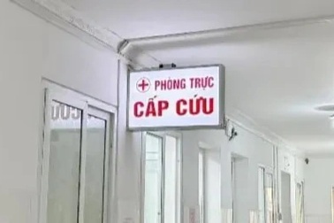 Bé trai lớp 1 tử vong sau khi ngã từ ghế đá ở sân trường