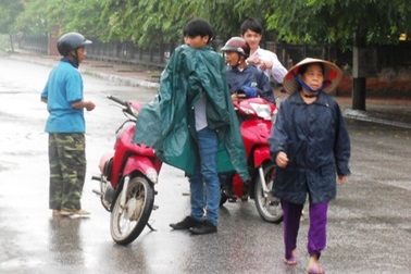 Thí sinh Ninh Bình Đội mưa đến phòng thi  