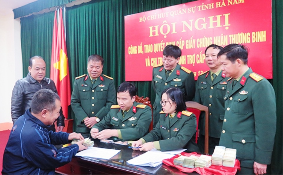 Cấp giấy chứng nhận, chi trả truy lĩnh thương tật cho 27 thương binh - 1 Cấp giấy chứng nhận, chi trả truy lĩnh thương tật cho 27 thương binh - 1