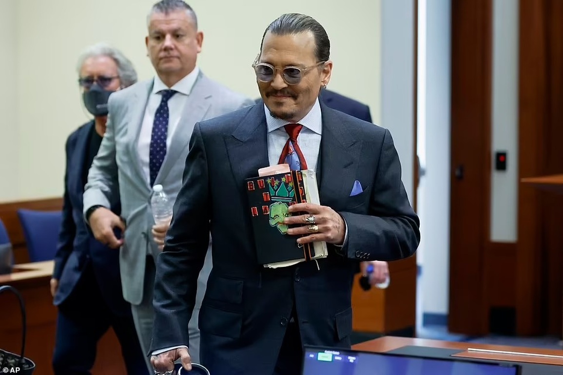 Đối đầu vợ cũ trước tòa, Johnny Depp có cách giải tỏa tâm lý... gây sốt - 1 Đối đầu vợ cũ trước tòa, Johnny Depp có cách giải tỏa tâm lý... gây sốt - 1