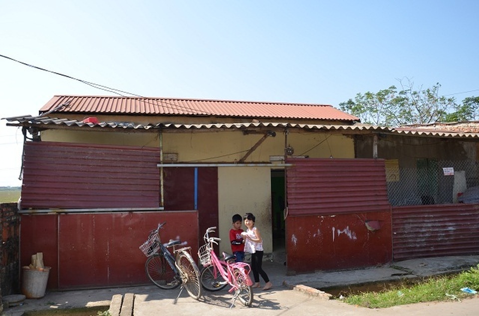 Hai bé thơ ôm người cha liệt giường khóc cầu xin mẹ về với con! - 4 Hai bé thơ ôm người cha liệt giường khóc cầu xin mẹ về với con! - 4