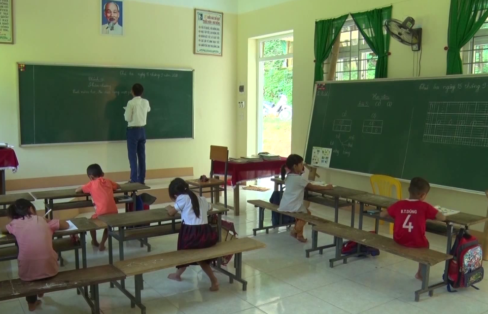 Dân khát điện bên nhà máy thủy điện - 3 Dân khát điện bên nhà máy thủy điện - 3