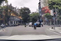 Xe buýt lấn sang phần đường ngược chiều để vượt đèn đỏ: Không sợ bị phạt?